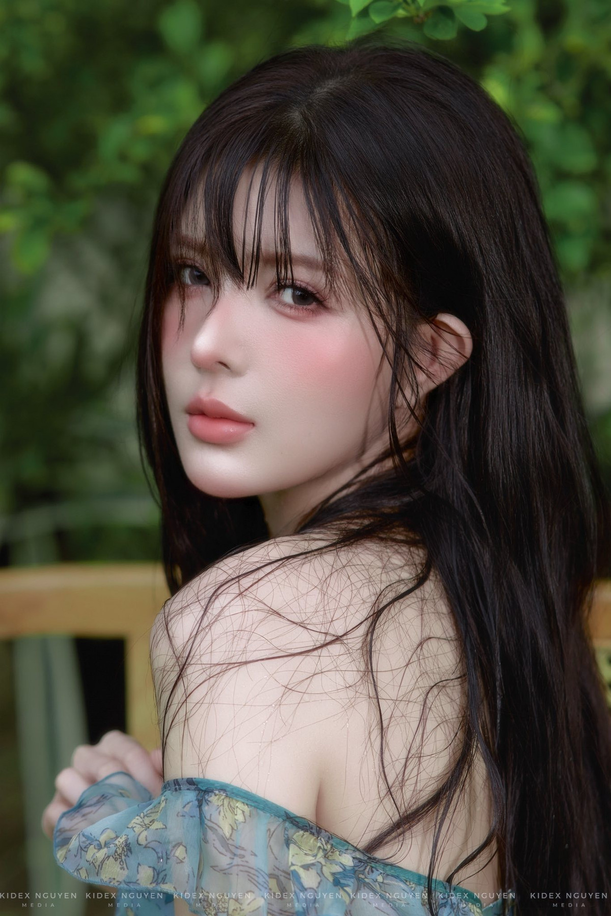 Mái tóc dài kết hợp với lối trang điểm trong suốt, tự nhiên càng làm tôn lên vẻ đẹp ngọt ngào, mong manh của cô.