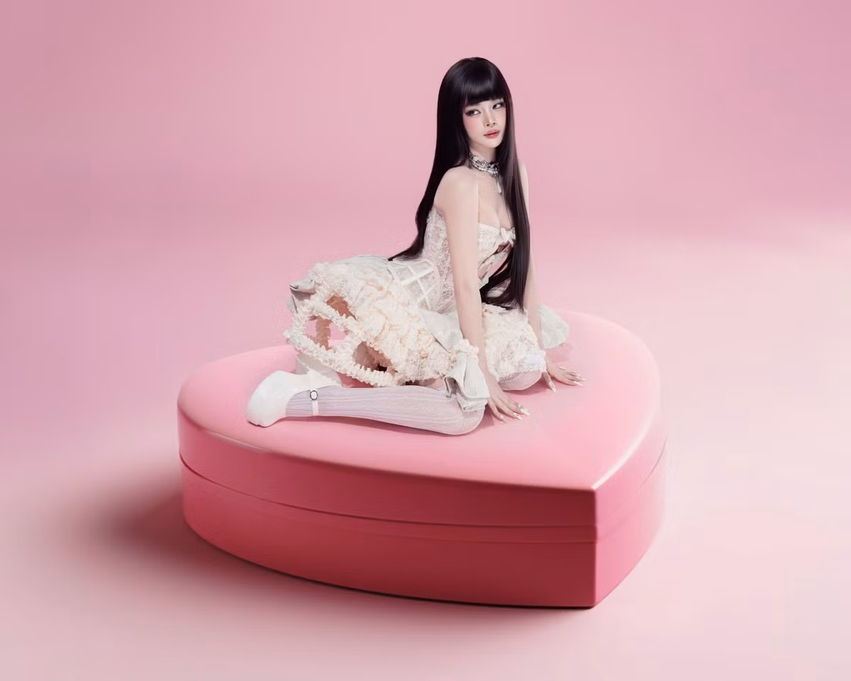 Mie, tên thật là Trương Tiểu My, được biết đến không chỉ bởi vẻ ngoài xinh đẹp mà còn bởi tài năng và sự cống hiến không ngừng nghỉ cho âm nhạc.