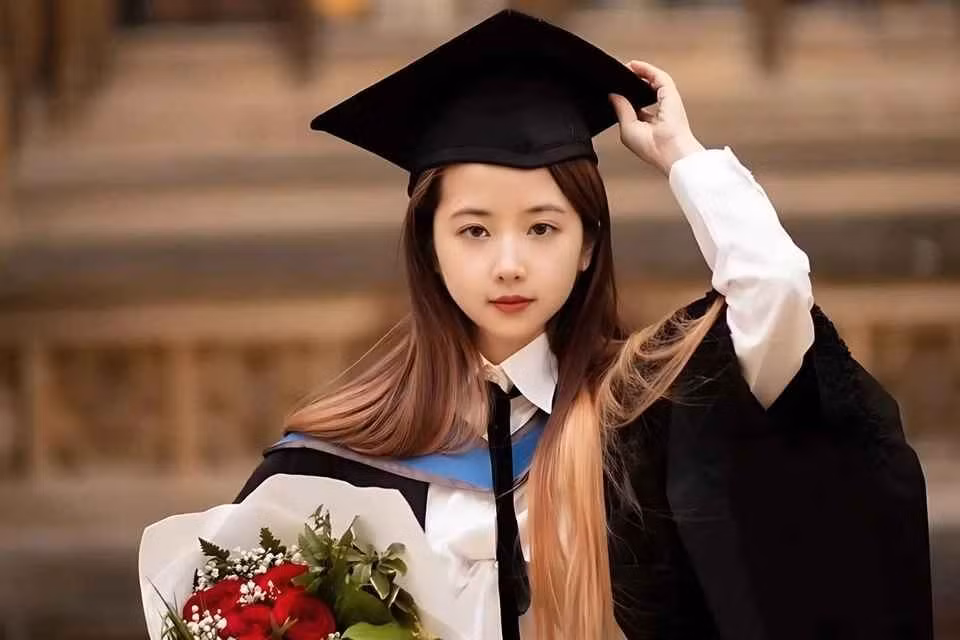 Kate Wenqi Zhu, nghiên cứu sinh tại Đại học Oxford (Anh), vừa giành giải nhì tại Giải thưởng Leslie Fox 2025, một trong những giải danh giá nhất thế giới dành cho các nhà toán học trẻ. Tuy nhiên, sau thành tích cô một lần nữa trở thành tâm điểm chú ý.