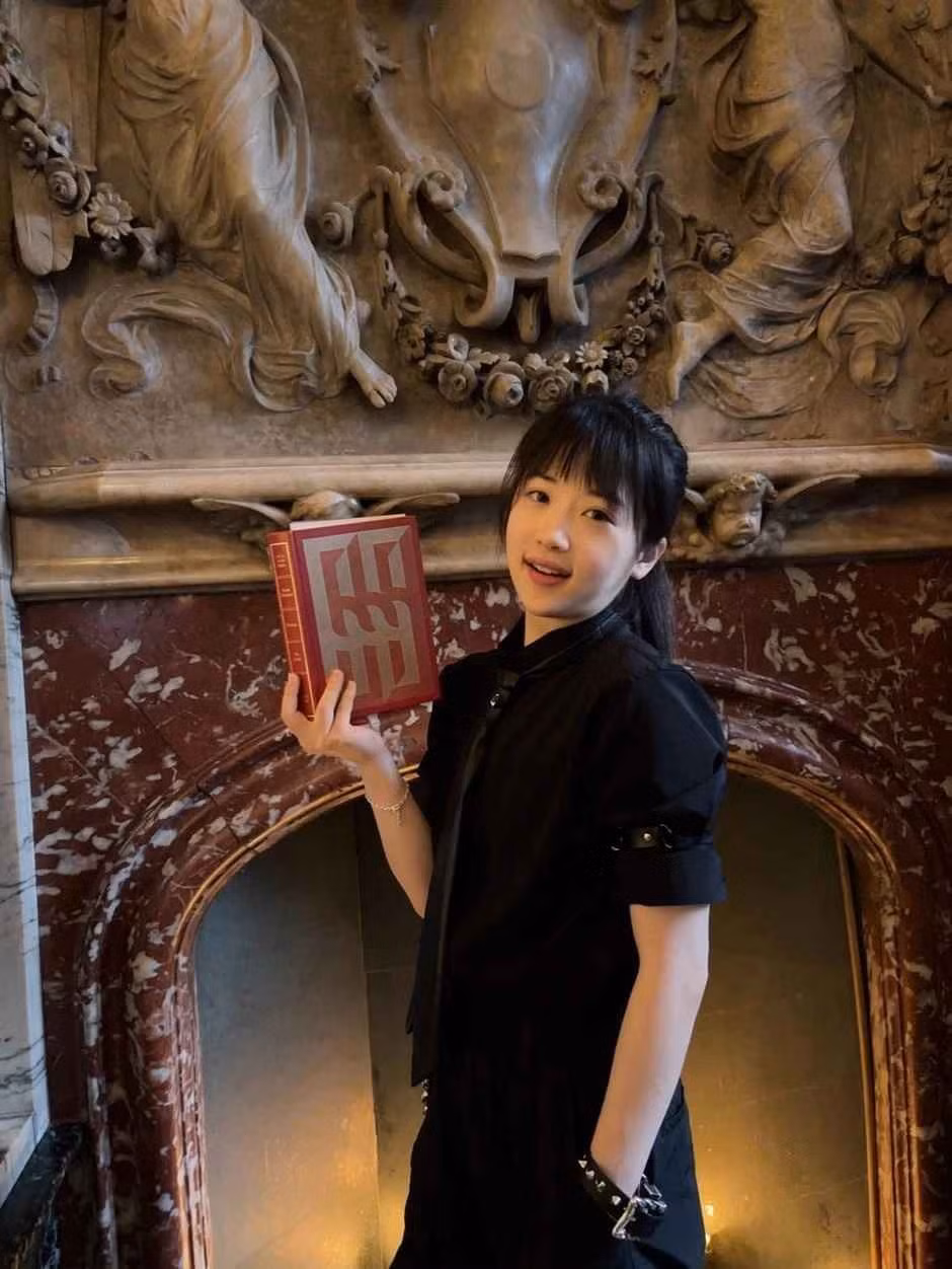 Tháng 3/2022, Zhu chia sẻ video tốt nghiệp thủ khoa ngành Toán trên mạng xã hội Weibo. Video nhanh chóng đạt hơn 1,2 tỷ lượt xem. Thế nhưng, bên cạnh sự chú ý, cô cũng đối mặt với làn sóng chỉ trích.