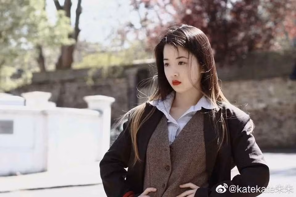 Nhiều người, trong đó có cả một số giáo sư và đại diện tổ chức giáo dục, đặt nghi vấn về khả năng của Zhu chỉ vì vẻ ngoài nổi bật và thường xuyên khoe ảnh đi ăn uống, tận hưởng cuộc sống "sang chảnh" trên mạng xã hội.