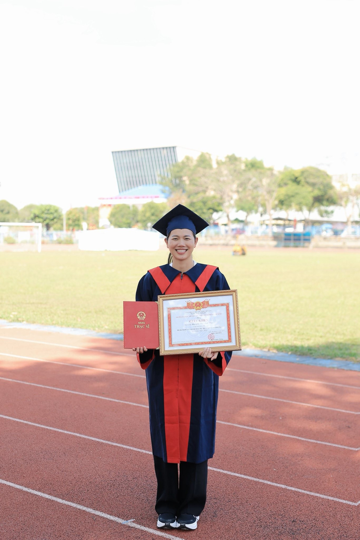 Sáng 19/12, kình ngư Ánh Viên đăng tải loạt ảnh nhận bằng thạc sĩ trên trang cá nhân. Cô viết: "Nhận bằng thạc sĩ dễ lắm, Viên chỉ cho". Đây là câu nói quen thuộc, tạo nên "thương hiệu" của Ánh Viên trong loạt video hướng dẫn kỹ thuật bơi.