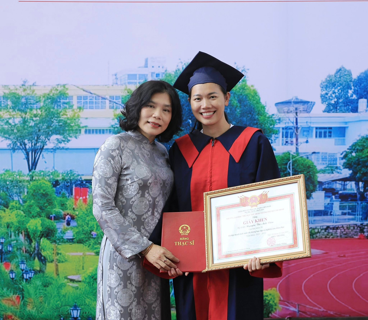 Bên cạnh bằng thạc sĩ, cô còn nhận giấy khen của trường nhờ đạt thành tích xuất sắc trong học tập và nghiên cứu khoa học.