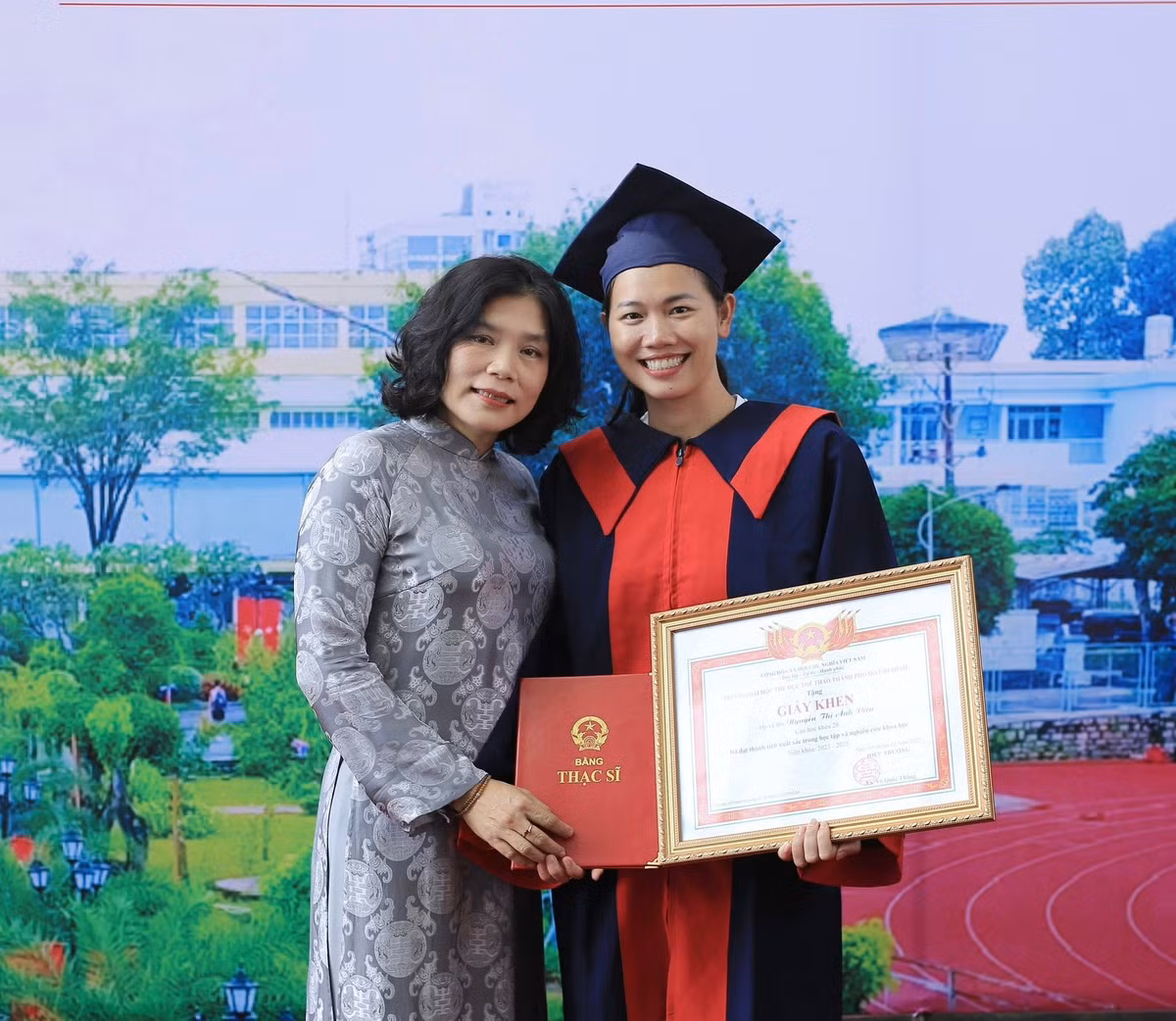 Bên cạnh bằng thạc sĩ, cô còn nhận giấy khen của trường nhờ đạt thành tích xuất sắc trong học tập và nghiên cứu khoa học.