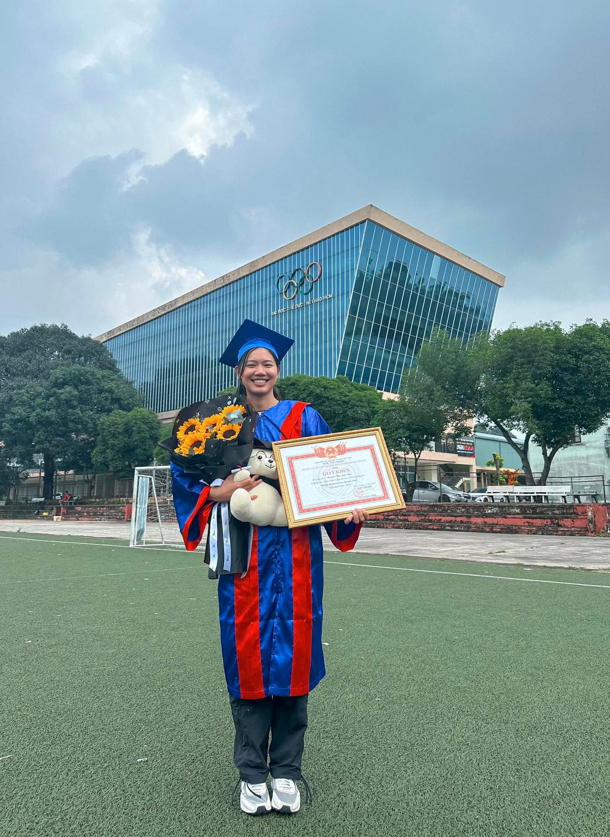 Kình ngư sinh năm 1996 vui mừng, gửi lời cảm ơn đến giảng viên hướng dẫn của mình. "Em xin chân thành cảm ơn cô Nguyễn Thị Mỹ Linh đã luôn đồng hành và hướng dẫn em. Cảm ơn Trường Đại học Thể dục Thể thao TP.HCM đã tạo điều kiện để em hoàn thành chương trình thạc sĩ", Ánh Viên viết.