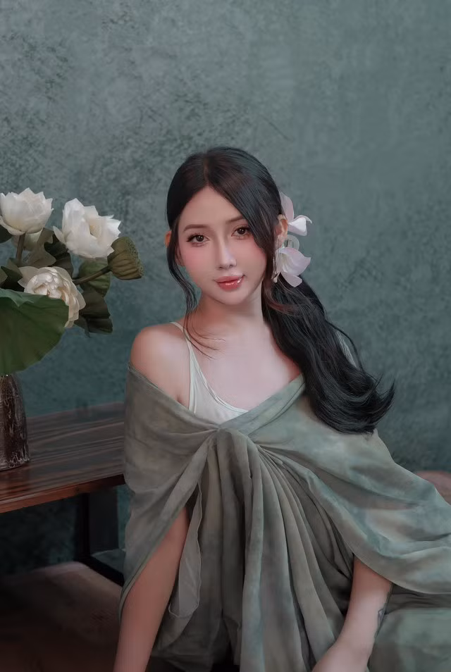 Đáng chú ý, có fan nam còn cho rằng, xinh đẹp như Vy Vy, không chỉ 1600 anh chàng mà phải 16.000 nguyện dành cảm tình.