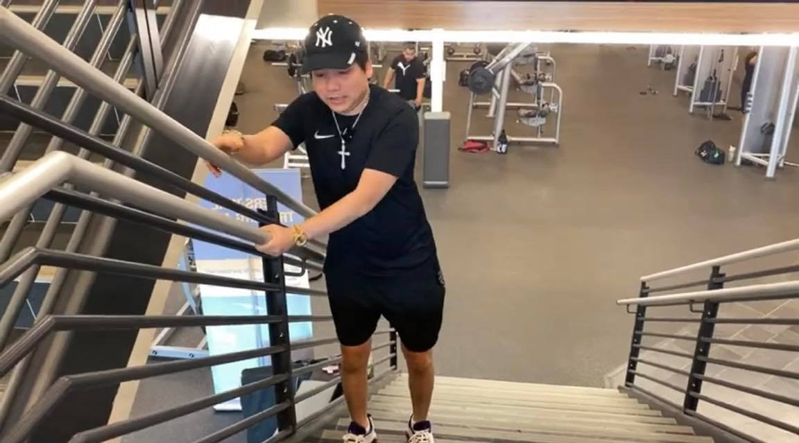 Sau ca phẫu thuật ít tiếng, Khoa Pug tiếp tục chia sẻ về cảm nhận. "Ngày trước phẫu thuật bên Mỹ rất đau đớn, mình dùng quá trời thuốc giảm đau. Nhưng lần này ông bác sĩ làm hay lắm, nhanh mà không bị đau gì, mình thấy rất khỏe".