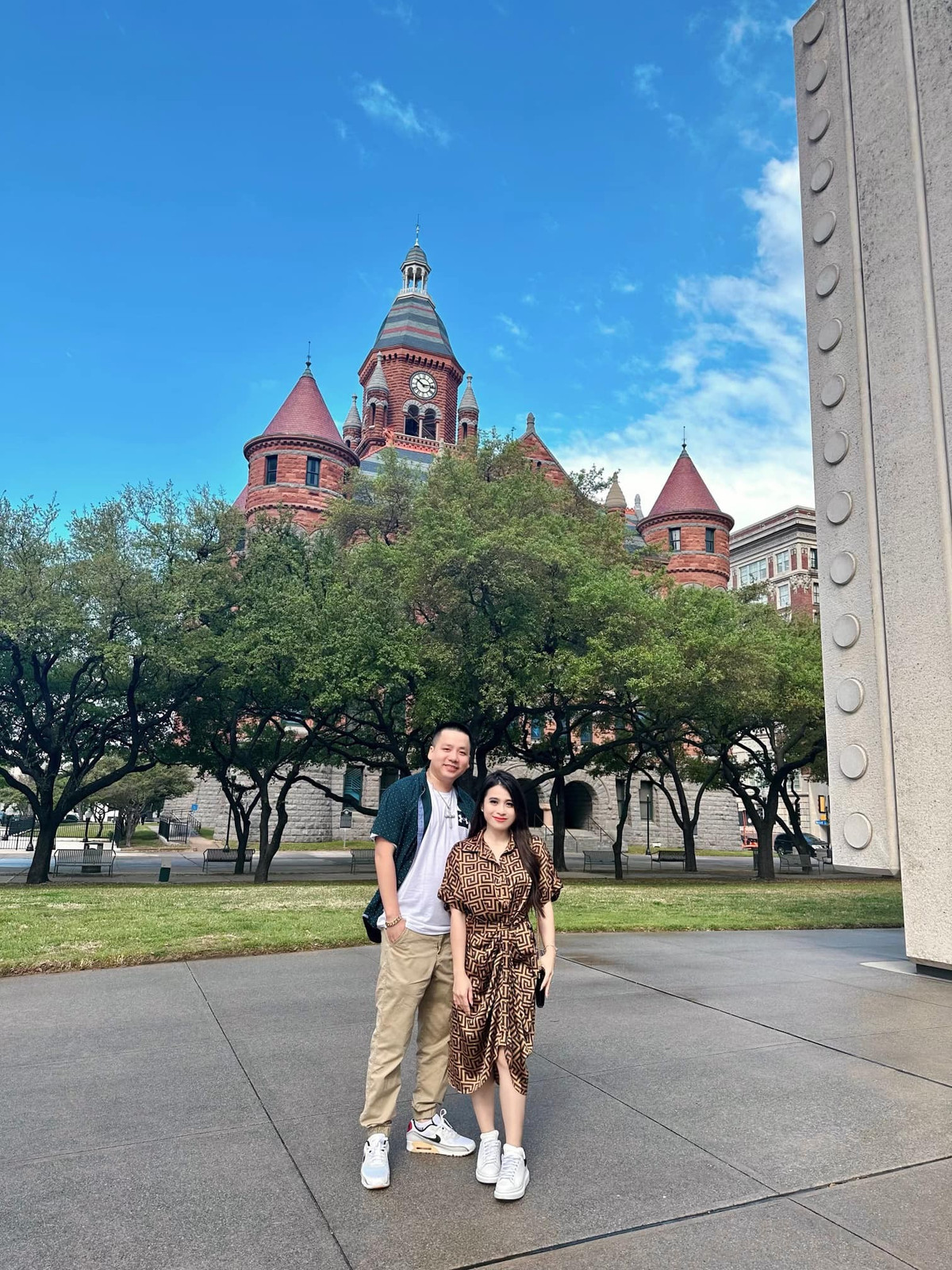 Sau 3-4 ngày ở bệnh viện, Khoa Pug di chuyển về khách sạn đã thuê trước với giá tương đương 45 triệu đồng/tháng để phục hồi cùng thiết bị kéo chân.