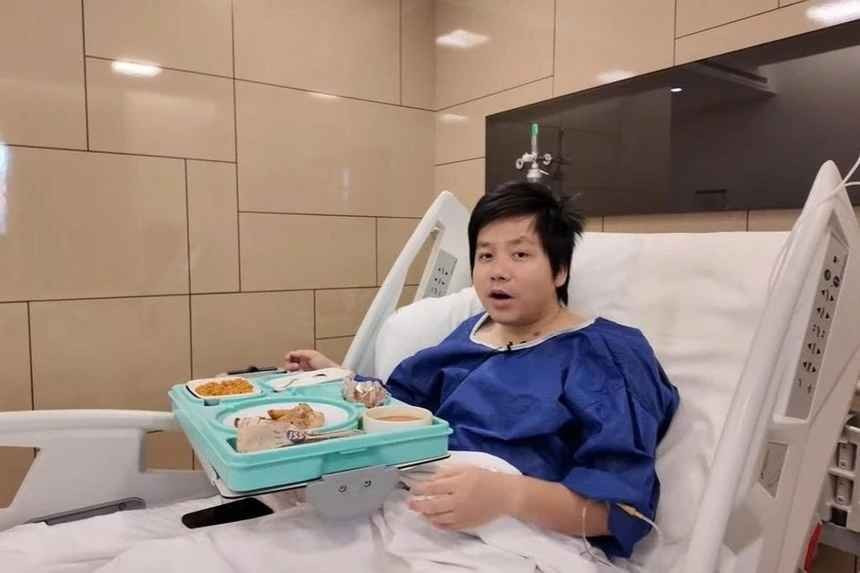 Ngày 26/7, Khoa Pug - YouTuber có hơn 4,7 triệu lượt đăng ký - đăng video dài hơn 30 phút chia sẻ về quá trình sang Thổ Nhĩ Kỳ để phẫu thuật kéo chân. Ngay tiêu đề vlog, anh cho biết đã chi 3 tỷ đồng để nâng chiều cao lên 1,80 m.