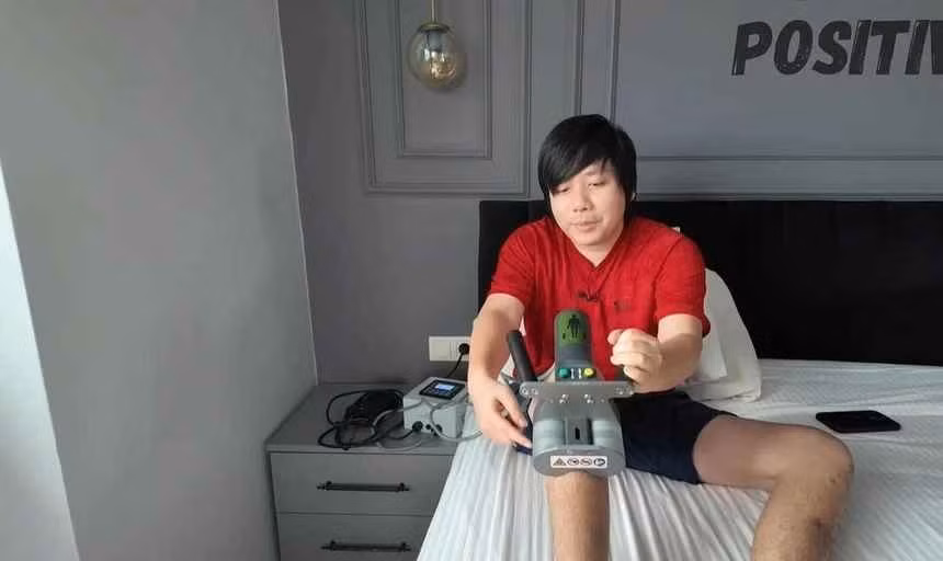 Thông tin nhanh chóng gây chú ý khi đây là lần thứ 2 YouTuber đình đám này kéo chân. Năm 2023, anh từng phẫu thuật kéo chân tại Mỹ, thành công nâng chiều cao từ 1,67 m lên 1,75 m.