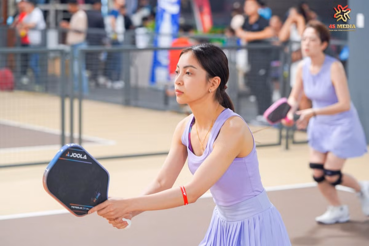 Không chỉ là gương mặt, vẻ đẹp của Nhật Lê còn toát lên từ sự năng nổ, nhiệt huyết khi cô di chuyển, thực hiện các động tác pickleball.