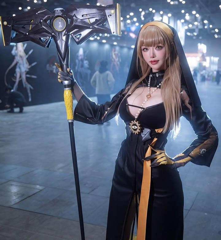 Trên trang cá nhân với hơn 600 nghìn lượt theo dõi, người hâm mộ không khỏi kinh ngạc trước những bộ trang phục được thiết kế táo bạo, khai thác triệt để lợi thế hình thể của Min Hanna.