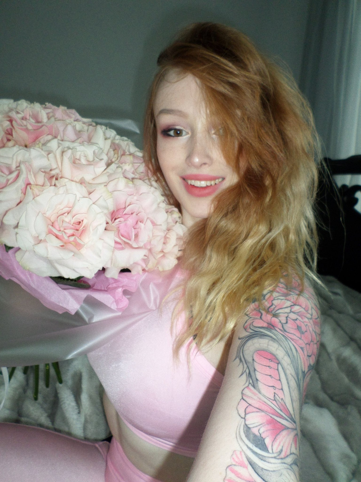 Đáng chú ý, trong một số set ảnh khác, nữ cosplayer còn khiến cộng đồng dậy sóng khi lựa chọn phong cách táo bạo hơn.