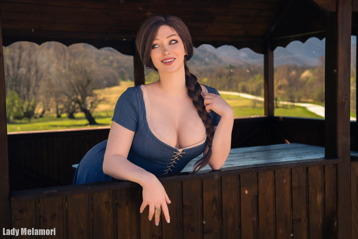 Trang phục mang chất liệu thô mộc, thiết kế sát eo, phần cổ áo khéo léo tôn lên đường nét cơ thể, vừa gợi cảm vừa tinh tế, đúng kiểu đẹp mà không phản cảm.