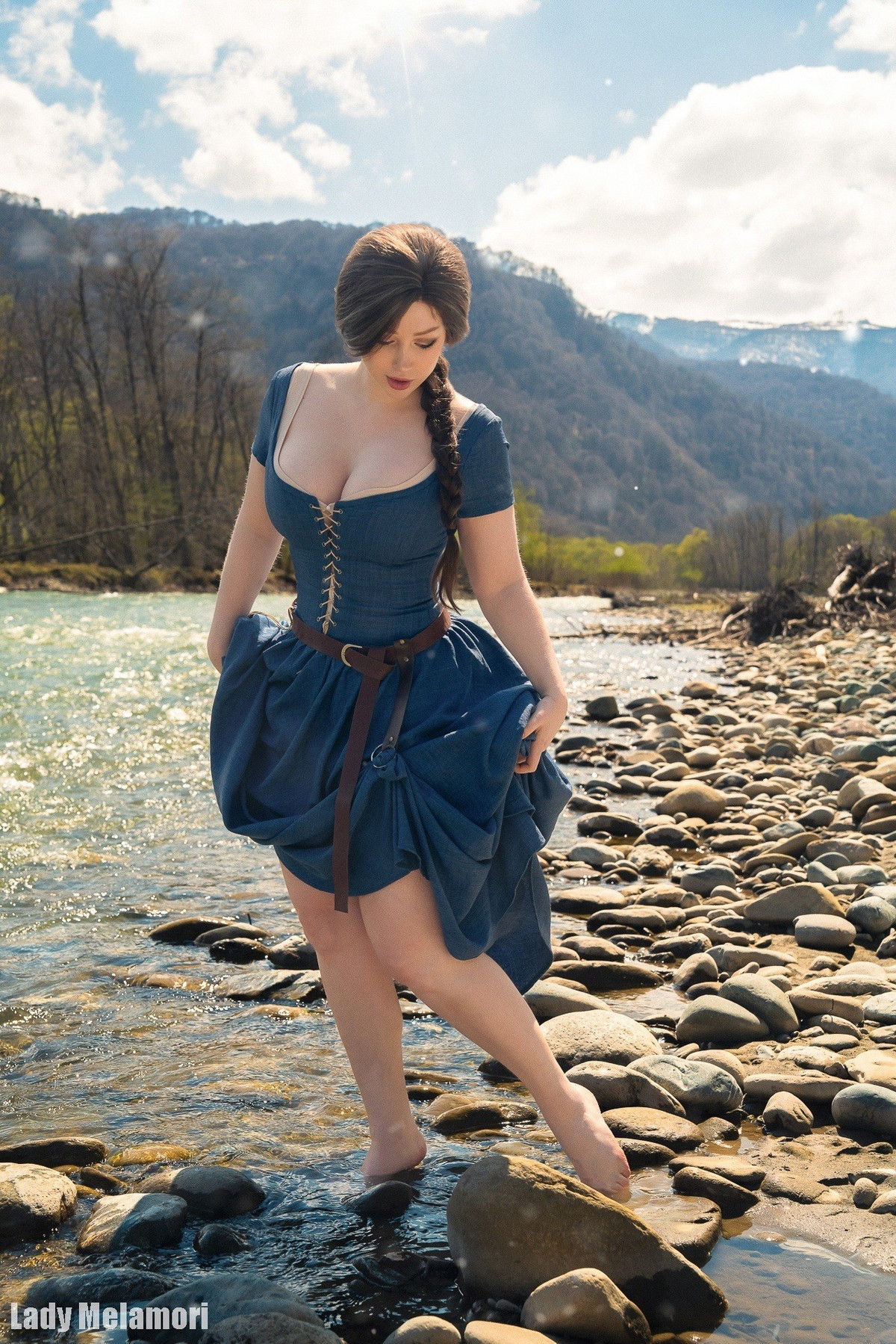 Sự kết hợp giữa vẻ đẹp gợi cảm, thần thái cuốn hút và tinh thần nguyên tác được tái hiện trọn vẹn đã giúp Lady Melamori nhanh chóng vụt sáng, được không ít fan ưu ái gọi bằng danh xưng nữ thần cosplay của làng game.