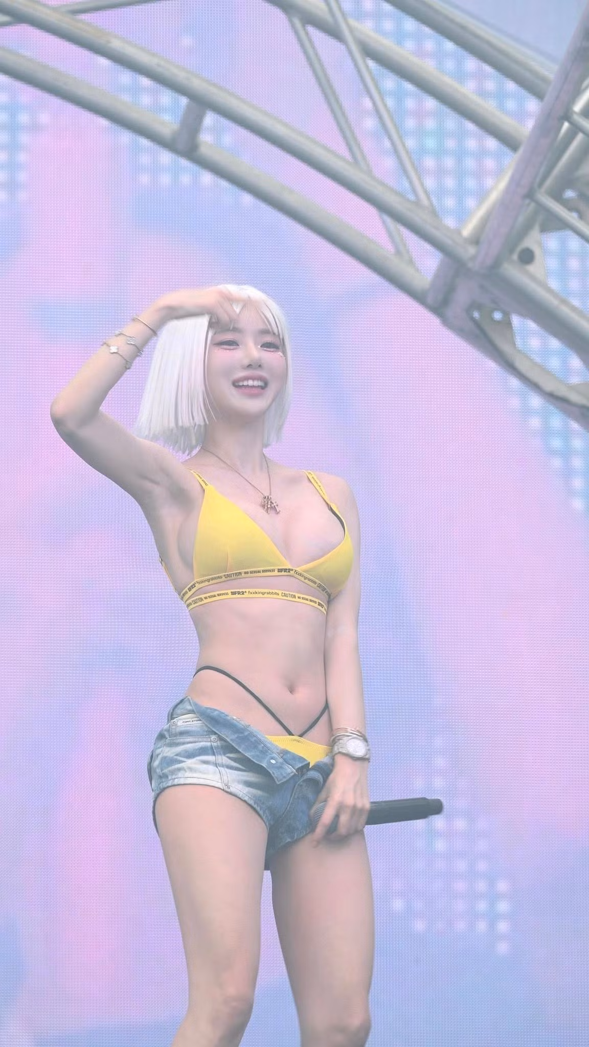 Trước đó, tối 27/7, DJ Soda đăng tải bài viết dài trên trang cá nhân, tiết lộ tình trạng mái tóc hiện tại. Nữ nghệ sĩ cho biết cô chỉ còn lại khoảng 10% tóc so với trước đây và đang rơi vào khủng hoảng tinh thần.