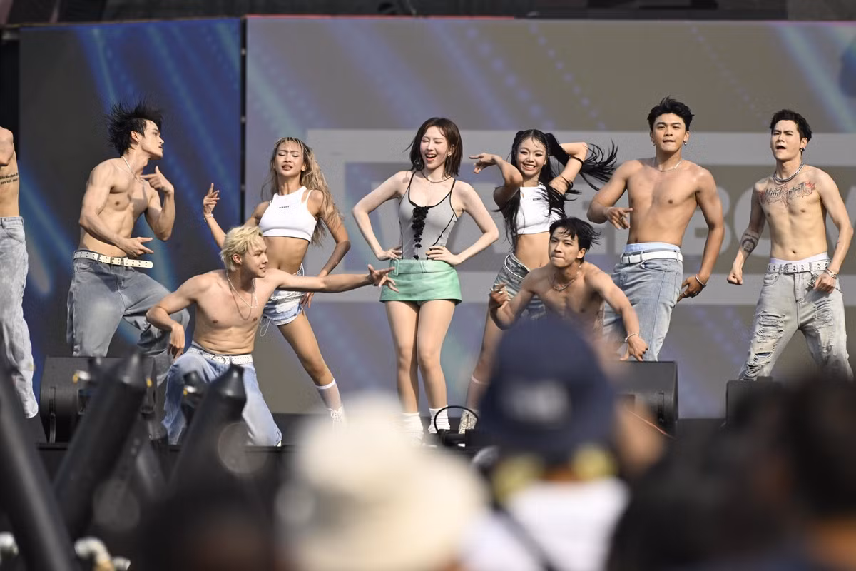 Trong một khoảnh khắc, Min còn gây chú ý với biểu cảm phụng phịu, chu môi đáng yêu trước ống kính.