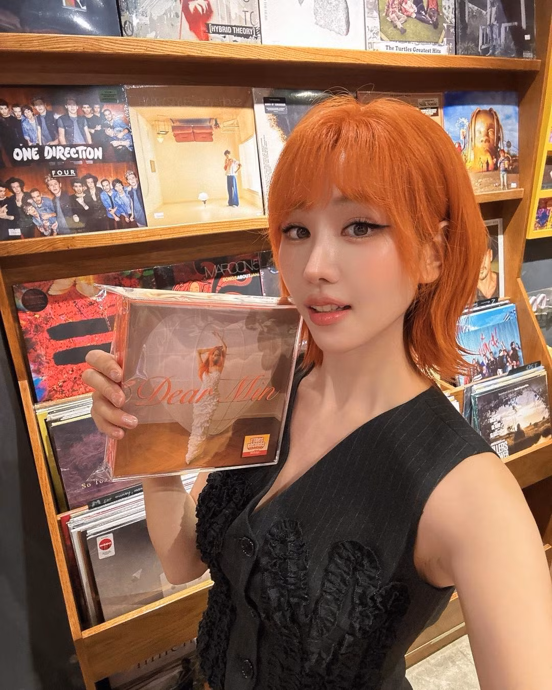 Hình ảnh Min mỉm cười rạng rỡ, vuốt tóc trong khi ướt sũng đã "gây bão" cộng đồng mạng. Bộ bodysuit khi ướt nước càng làm tôn lên đường cong gợi cảm và vóc dáng khỏe khoắn của cô. Dù ướt đẫm, Min vẫn giữ vững thần thái chuyên nghiệp, nụ cười tươi tắn và khả năng làm chủ sân khấu tuyệt vời.