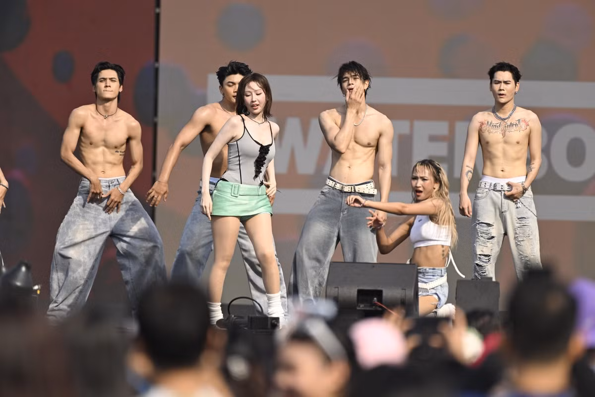 Trái ngược với vẻ trong trẻo ở hậu trường, Min đã "đốt cháy" sân khấu Waterbomb bằng màn trình diễn đầy năng lượng. Đúng với tinh thần của lễ hội, nữ ca sĩ không ngại "cháy" hết mình dưới làn nước.