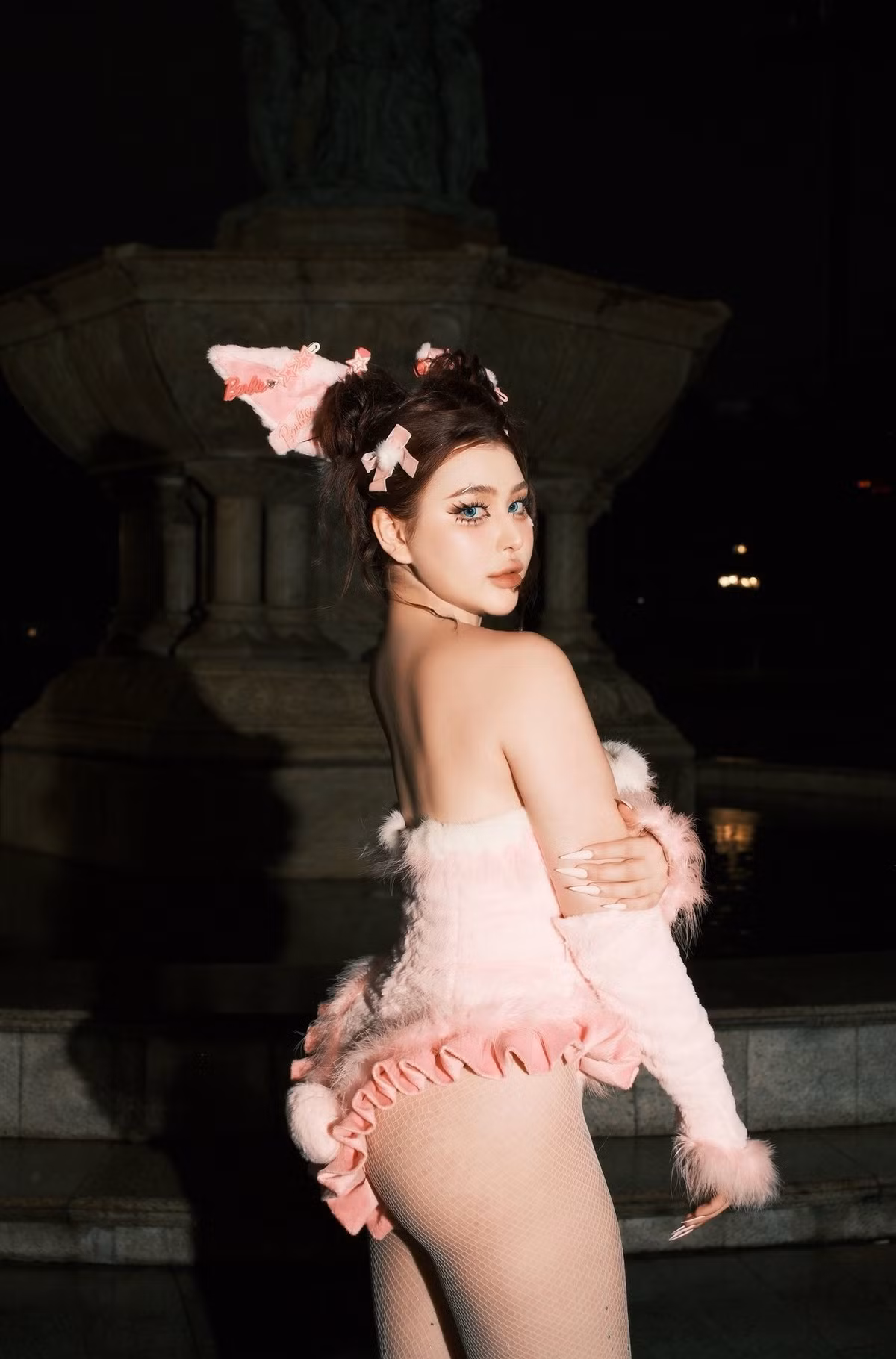 Dù không hoạt động trong lĩnh vực nghệ thuật, Sunna (Wilson Nhật Anh, sinh năm 2002) vẫn là cái tên quen thuộc với cộng đồng mạng. Cô nàng sở hữu vóc dáng nóng bỏng, gương mặt lai Tây cuốn hút và thần thái tự tin chẳng kém bất kỳ người mẫu chuyên nghiệp nào.