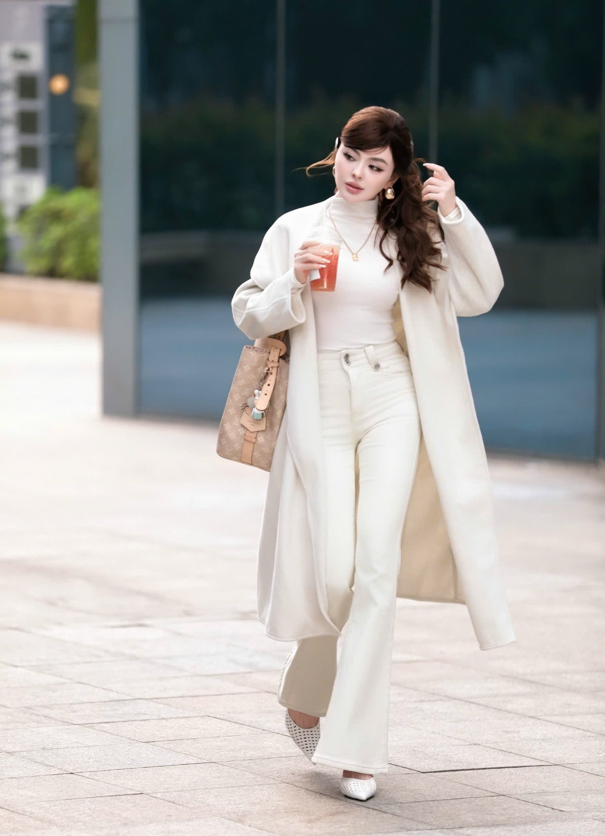 Việc “đu trend trạm tỷ” lần này không chỉ là cách Trang Nemo bắt nhịp xu hướng mạng xã hội mà còn cho thấy nỗ lực làm mới hình ảnh sau biến cố. Dù còn nhiều ý kiến trái chiều xoay quanh tên tuổi, không thể phủ nhận rằng Trang Nemo vẫn là cái tên có sức hút, mỗi lần xuất hiện đều dễ dàng trở thành đề tài bàn luận.