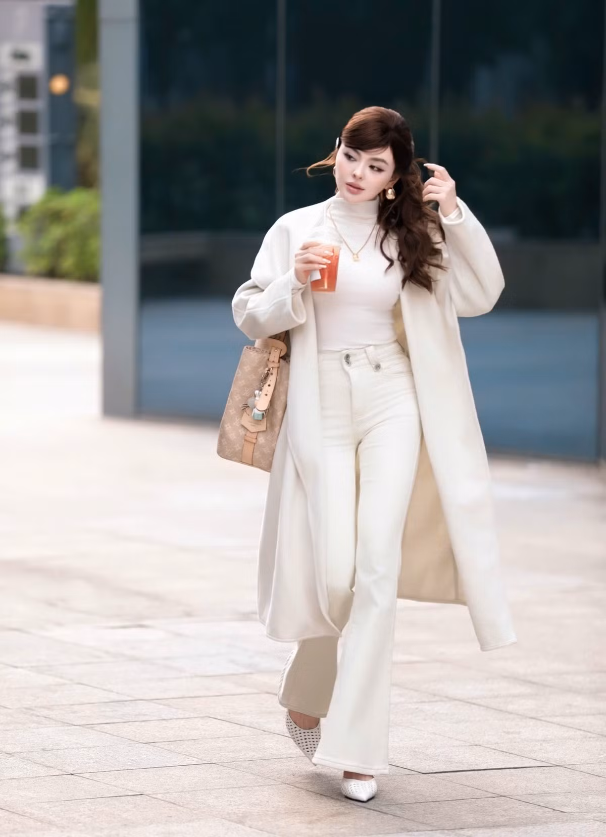 Việc “đu trend trạm tỷ” lần này không chỉ là cách Trang Nemo bắt nhịp xu hướng mạng xã hội mà còn cho thấy nỗ lực làm mới hình ảnh sau biến cố. Dù còn nhiều ý kiến trái chiều xoay quanh tên tuổi, không thể phủ nhận rằng Trang Nemo vẫn là cái tên có sức hút, mỗi lần xuất hiện đều dễ dàng trở thành đề tài bàn luận.