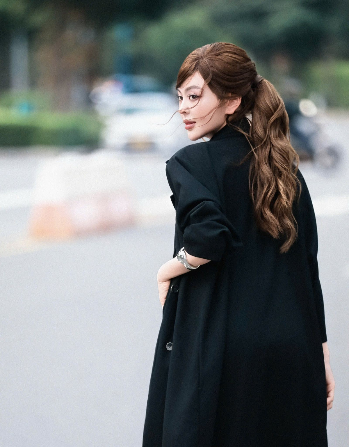 Dù chỉ là khoảnh khắc đời thường khi xuống phố, Trang Nemo vẫn toát lên phong thái của một người phụ nữ bản lĩnh, quen thuộc với ánh nhìn công chúng.