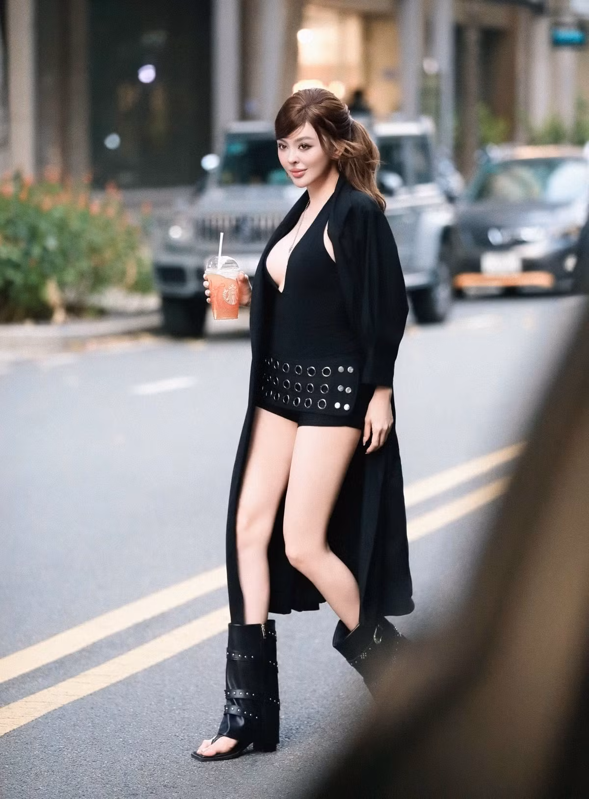 Thiết kế ôm sát giúp Trang Nemo tôn lên vóc dáng thon gọn, đôi chân dài và những đường cong nổi bật. Phụ kiện đi kèm như boots cá tính, dây chuyền ánh kim và chiếc điện thoại cầm tay càng làm tăng vẻ hiện đại, thời thượng.