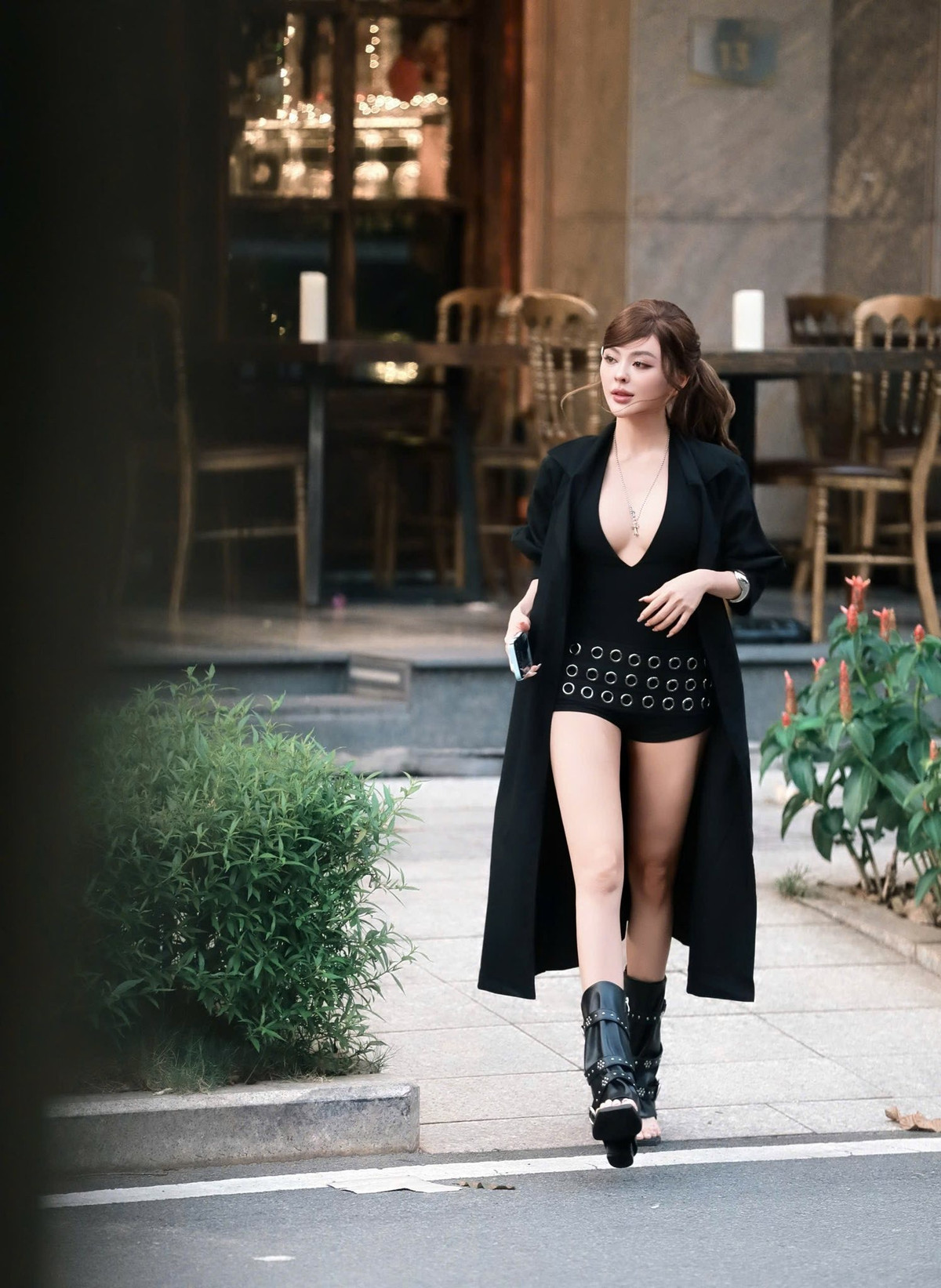 Nhan sắc của Trang Nemo trong lần xuất hiện này cũng nhận được nhiều bình luận trái chiều nhưng không thể phủ nhận sự nổi bật. Cô sở hữu gương mặt sắc nét, làn da trắng, đôi mắt sâu cùng phong cách trang điểm thiên về tông nude pha sắc lạnh, giúp tổng thể thêm phần cuốn hút.