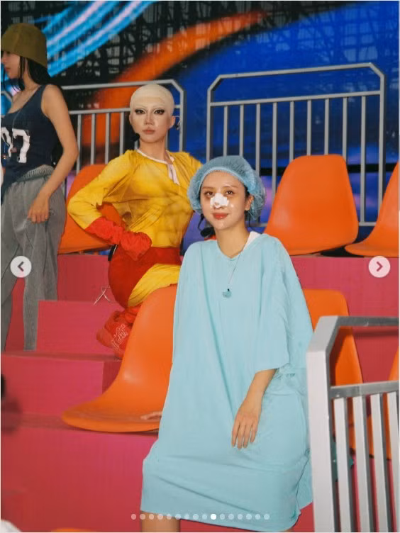 Trong quá khứ, Quỳnh Anh Shyn cũng từng nhiều lần vướng tin đồn thẩm mỹ khi gương mặt trở nên góc cạnh, thon gọn hơn so với thời hot girl. Người đẹp sinh năm 1996 luôn phủ nhận phủ nhận phẫu thuật thẩm mỹ và giải thích sự thay đổi trên gương mặt cô chỉ đơn giản là kết quả của việc giảm cân.