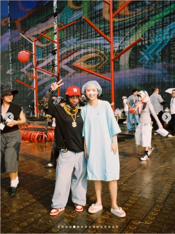 Tuy nhiên, điểm vô lý nằm ở chỗ trên tai Quỳnh Anh Shyn vẫn đeo micro headset chuyên dùng cho… concert. Background phía sau cũng không phải phòng mổ vô trùng mà là khu vực hậu trường với dàn thiết bị điện tử và người mặc đồ thường đứng lấp ló.