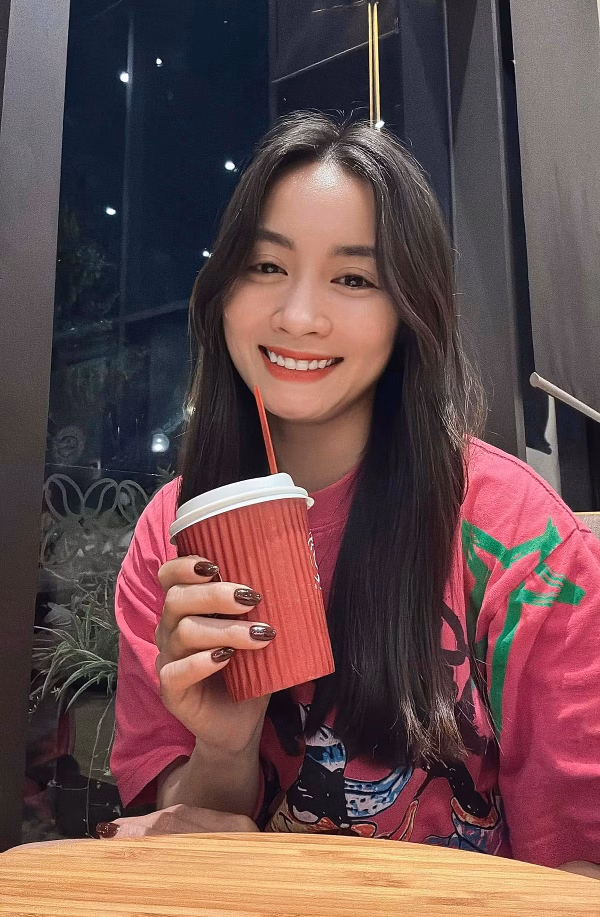 Hoàng Thị Loan từng cùng đội giành vé vào chung kết SEA Games 31. Năm 2019, cô cùng các đồng đội giành tấm HCV SEA Games 30, nhanh chóng trở thành gương mặt được chú ý.