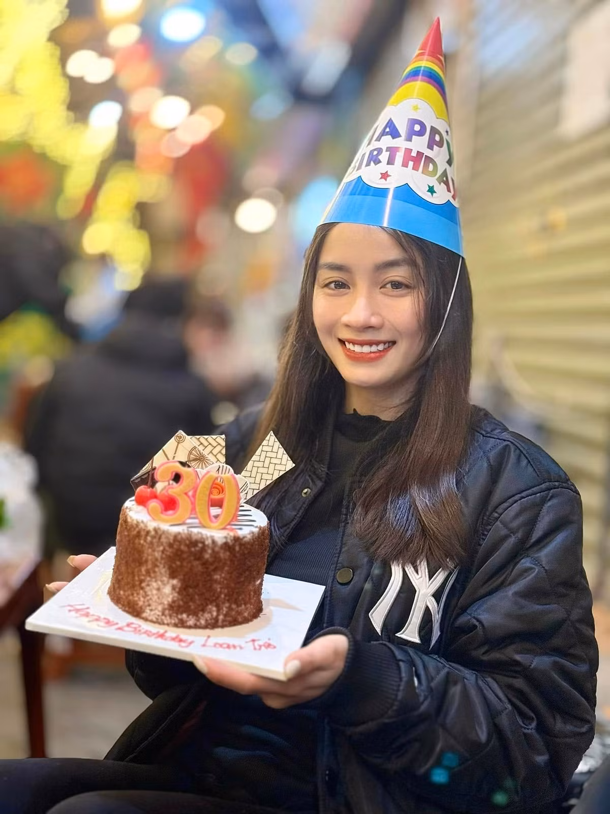 Ngoài sân cỏ, Hoàng Thị Loan được mệnh danh hot girl với sắc vóc nổi bật cùng gu ăn mặc tinh tế.