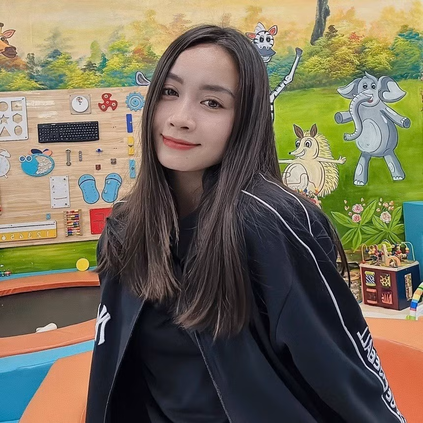 Kèm theo những hình ảnh mặt sưng vù, Hoàng Loan vẫn thể hiện tâm trạng thoải mái với dòng caption: "Mỗi lần thi đấu trời nắng gắt thì tinh thần tôi vẫn không bao giờ xuống được. Chỉ có thể làm nhan sắc tôi xuống được thôi".