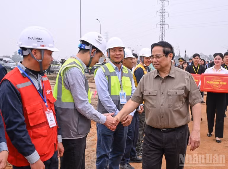 Thủ tướng Phạm Minh Chính tới thăm, động viên đội ngũ kỹ sư, công nhân đang hăng hái lao động trên công trường.