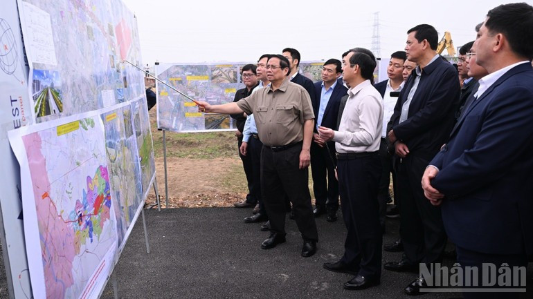 Thủ tướng Phạm Minh Chính đi thị sát, kiểm tra công trường, cho ý kiến chỉ đạo về tiến độ thi công xây dựng tuyến đường kết nối từ sân bay Gia Bình về Hà Nội. (Ảnh: Trần Hải)