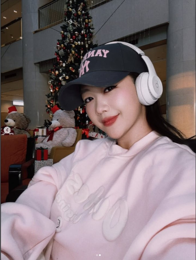 Phong cách trang điểm của nữ tiếp viên trưởng cũng thiên về sự tự nhiên, tôn lên làn da khỏe và vẻ đẹp thuần khiết thay vì quá cầu kỳ.