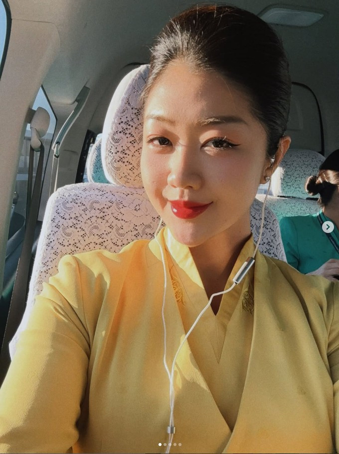 Khi xuất hiện trong đồng phục Vietnam Airlines, thần thái tự tin, chỉn chu của cô càng làm tăng thêm sức hút – đúng với hình ảnh một tiếp viên trưởng chuyên nghiệp, bản lĩnh và giàu kinh nghiệm.