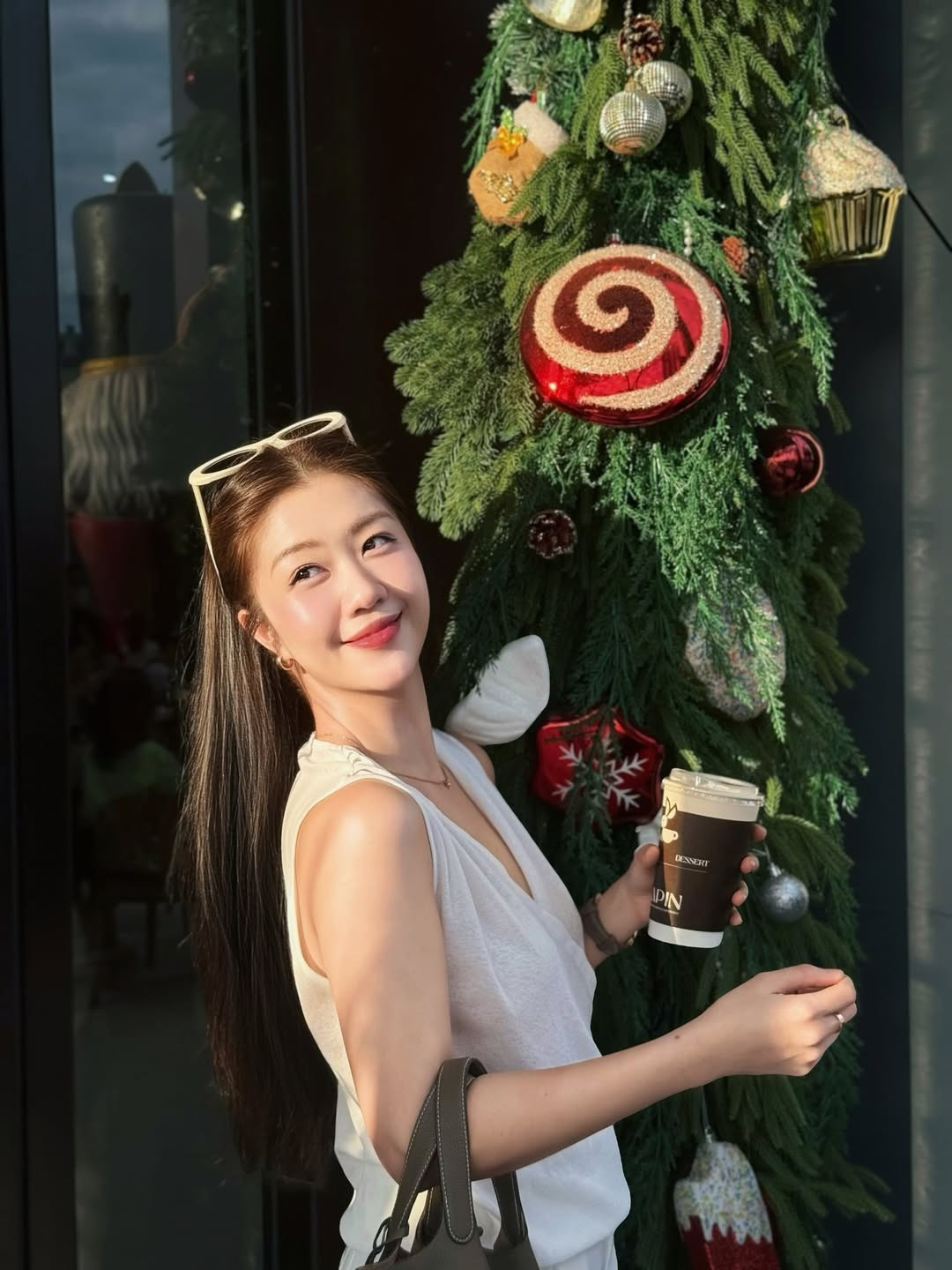 Những ngày gần đây, loạt hình ảnh đời thường và công việc của Tôn Nữ Nam Phương tiếp tục thu hút sự chú ý lớn từ cộng đồng mạng. Không chỉ ghi điểm bởi phong thái chuyên nghiệp của một tiếp viên trưởng Vietnam Airlines, cô còn khiến nhiều người trầm trồ với làn da căng bóng, mịn màng và thần thái rạng rỡ dù lịch trình bay dày đặc.