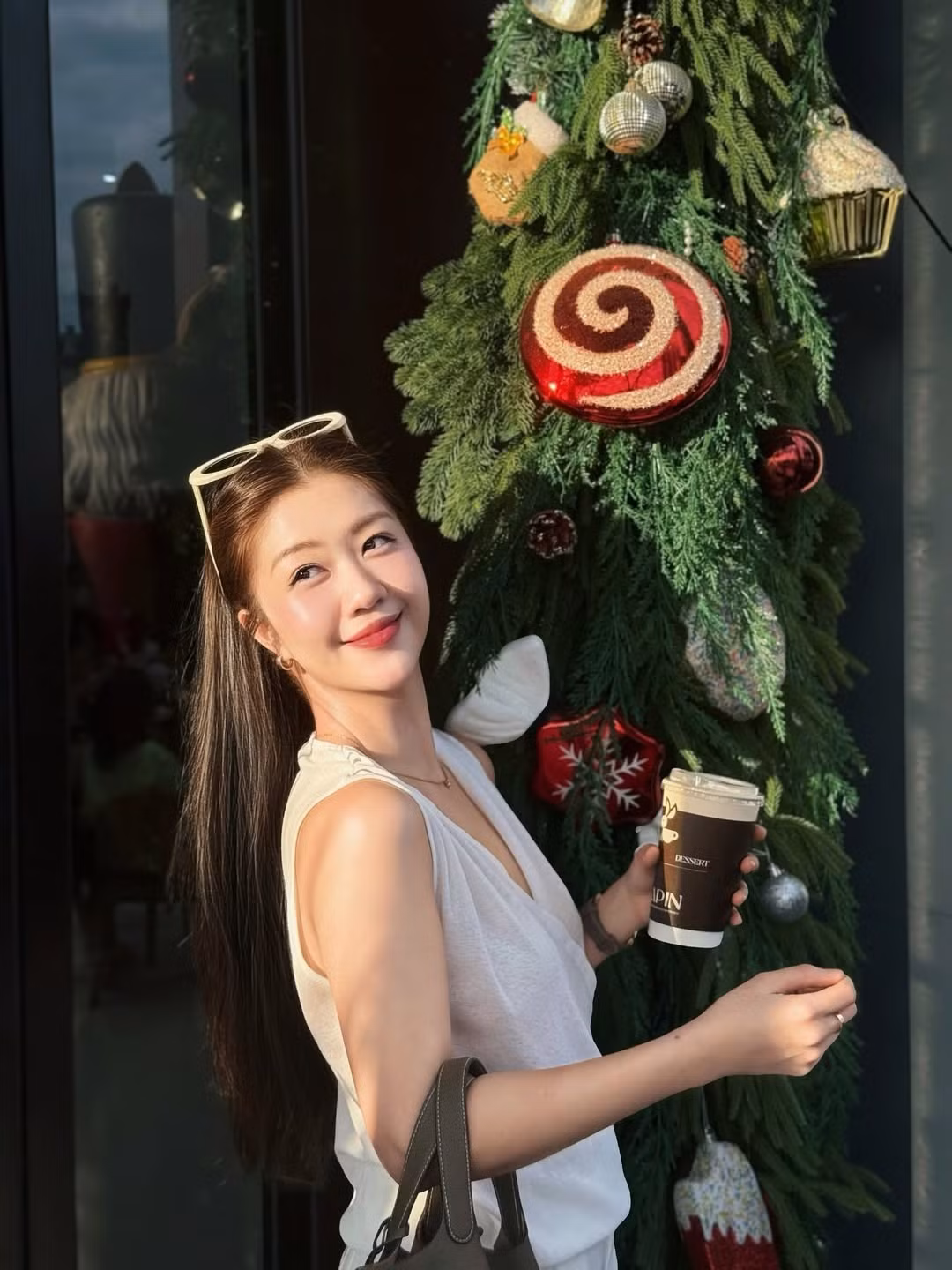 Những ngày gần đây, loạt hình ảnh đời thường và công việc của Tôn Nữ Nam Phương tiếp tục thu hút sự chú ý lớn từ cộng đồng mạng. Không chỉ ghi điểm bởi phong thái chuyên nghiệp của một tiếp viên trưởng Vietnam Airlines, cô còn khiến nhiều người trầm trồ với làn da căng bóng, mịn màng và thần thái rạng rỡ dù lịch trình bay dày đặc.