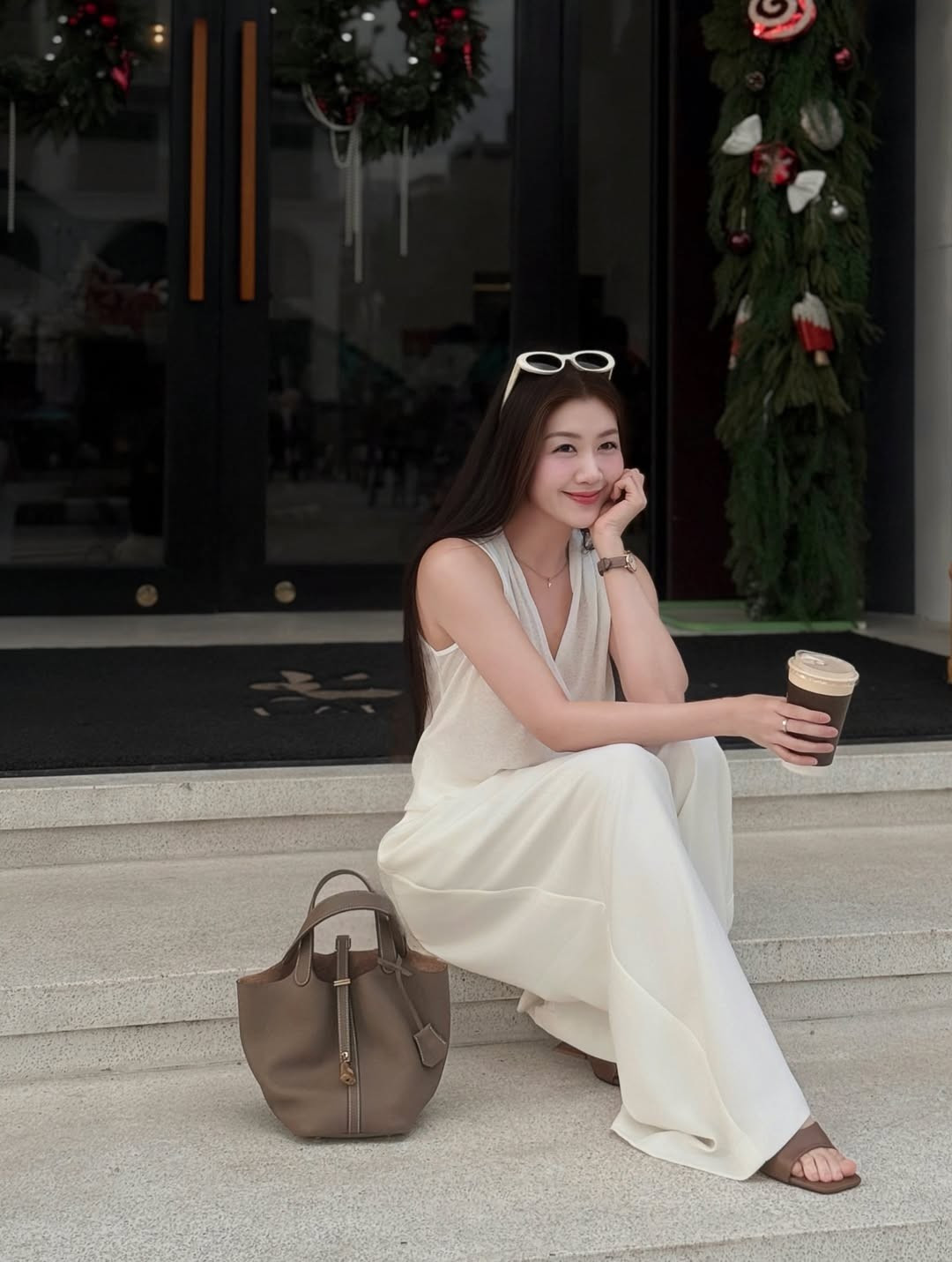 Trong các khung hình được chia sẻ, Tôn Nữ Nam Phương xuất hiện với phong cách nhẹ nhàng, tinh tế. Dù là khoảnh khắc đời thường trong trang phục đơn giản hay khi diện đồng phục tiếp viên, gương mặt cô vẫn toát lên vẻ tươi tắn, khỏe khoắn.