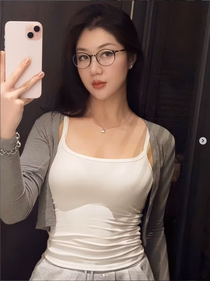 Sinh năm 1990, quê Đà Nẵng, Tôn Nữ Nam Phương gây chú ý ngay từ cái tên mang dấu ấn dòng dõi hoàng tộc triều Nguyễn. Trước khi gắn bó với bầu trời, cô từng theo học ngành Kiến trúc tại Đại học Bách khoa Đà Nẵng và làm việc trong lĩnh vực này. Tuy nhiên, niềm đam mê với ngành hàng không đã thôi thúc Nam Phương rẽ hướng, chính thức gia nhập Vietnam Airlines vào năm 2015.