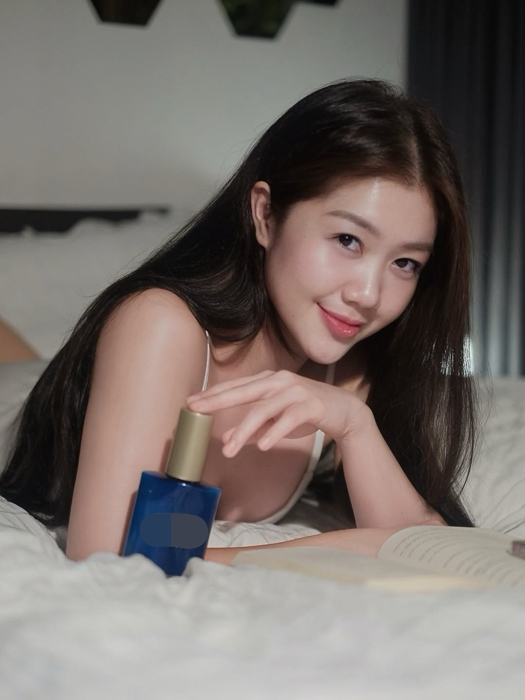 Ở tuổi ngoài 30, Tôn Nữ Nam Phương được nhận xét ngày càng mặn mà và cuốn hút. Cô sở hữu gương mặt hài hòa, đường nét thanh tú, đôi mắt sáng và nụ cười được mệnh danh là “vạn người mê”.