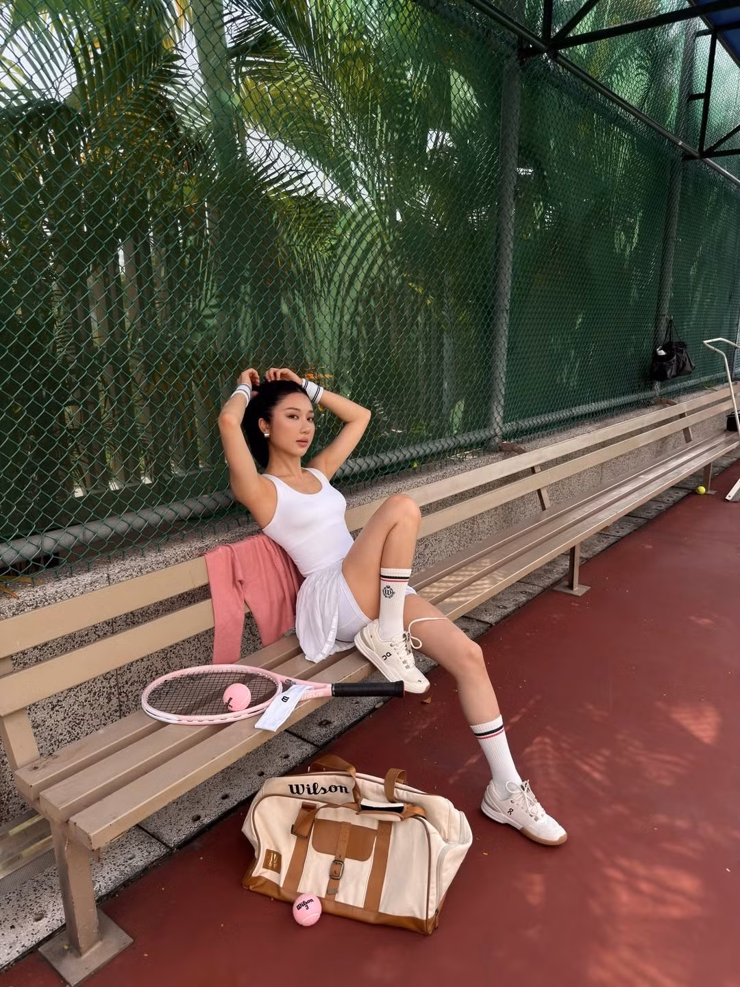 Không chỉ dừng lại ở việc tạo dáng, Mina Young còn thể hiện tinh thần thể thao rõ nét qua những động tác cầm vợt, chuẩn bị giao bóng hay bước đi đầy tự tin trên sân. Dù đây chỉ là bộ ảnh mang tính thời trang, thần thái của cô vẫn toát lên sự năng động, khỏe mạnh của một cô gái yêu vận động.