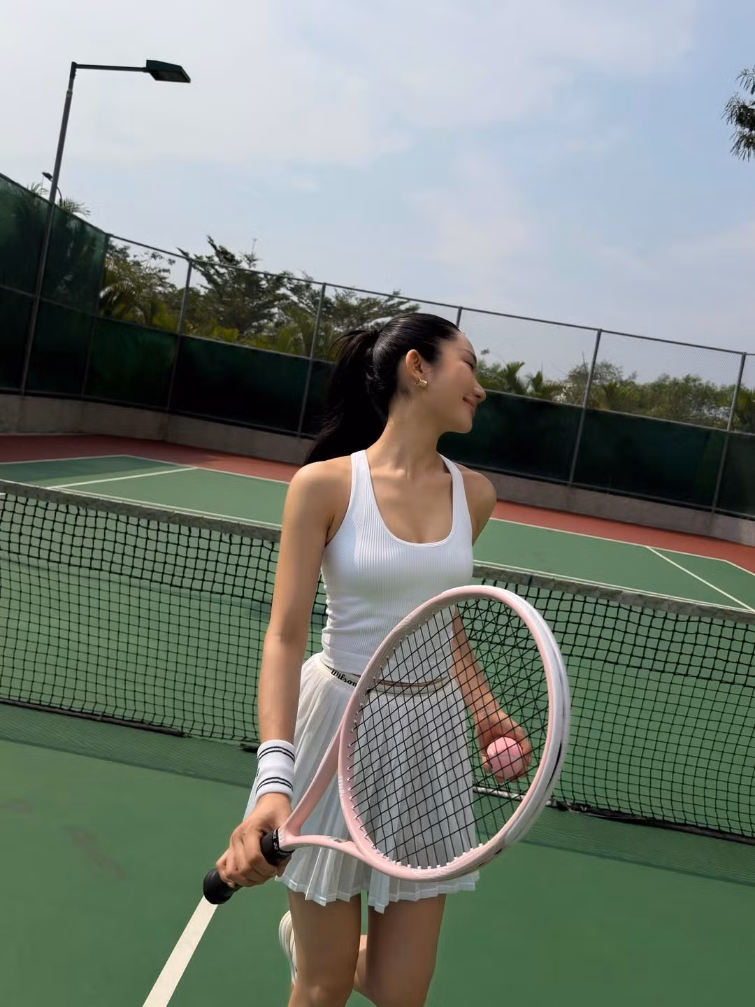 Phong cách lần này cho thấy sự đa dạng trong hình ảnh mà Mina Young đang xây dựng. Nếu trước đây cô gắn liền với hình tượng nữ streamer xinh đẹp, nhẹ nhàng và có phần “bánh bèo”, thì nay cô dần thử sức với những phong cách mạnh mẽ, cá tính hơn. Hình ảnh một cô gái trẻ yêu thể thao, chăm sóc sức khỏe và tận hưởng cuộc sống năng động rõ ràng mang lại màu sắc mới mẻ cho cô nàng.