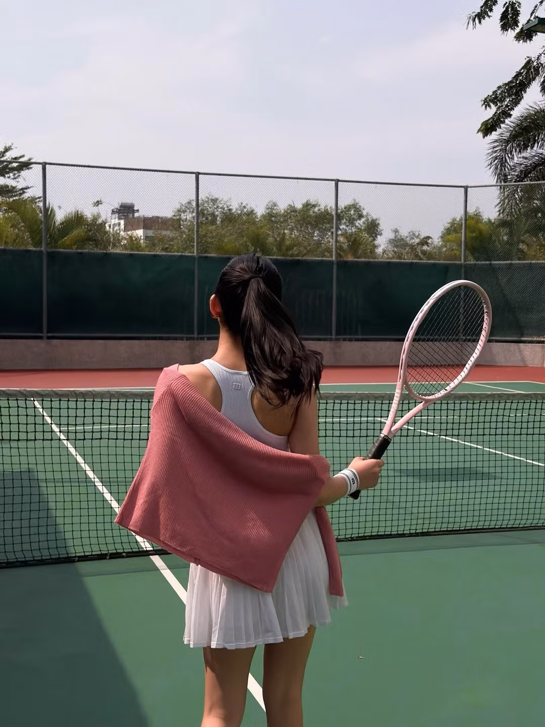 Trong bối cảnh ngày càng nhiều bạn trẻ quan tâm đến việc rèn luyện sức khỏe và chơi thể thao, hình ảnh của Mina Young trên sân tennis được xem như một sự cổ vũ nhẹ nhàng cho lối sống tích cực. Vẻ đẹp khỏe khoắn, tràn đầy năng lượng của cô nàng chính là minh chứng rằng sự cuốn hút không chỉ đến từ ngoại hình mà còn từ thần thái và tinh thần sống.