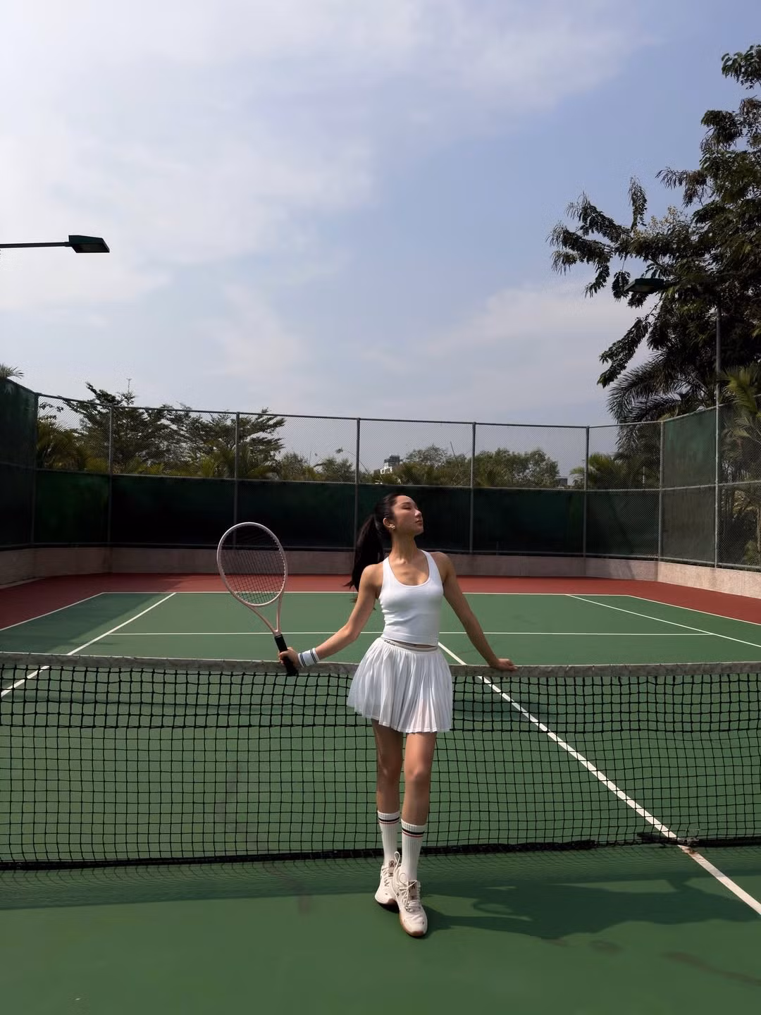 Ở nhiều khung hình, Mina Young ngồi nghỉ bên sân, khẽ ngả người ra sau sau những phút vận động, gương mặt lộ rõ vẻ mệt nhưng vẫn ánh lên nét rạng rỡ. Khoảnh khắc ấy mang lại cảm giác rất đời, rất thật, khác với hình ảnh được trau chuốt kỹ lưỡng thường thấy. Chính sự tự nhiên này giúp bộ ảnh nhận được nhiều thiện cảm từ người xem.