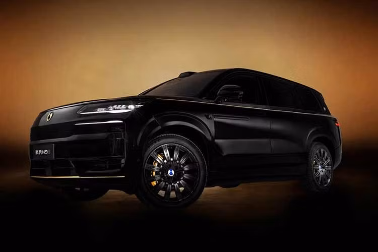 BYD vừa giới thiệu gói ngoại thất mới mang tên Dark Gold dành cho mẫu SUV hybrid sạc điện Denza N9 được trang bị công nghệ sạc siêu nhanh. Hiện gói trang bị tùy chọn này được cung cấp miễn phí trong thời gian giới hạn đối với phiên bản Flagship cao cấp nhất của mẫu xe Trung Quốc.