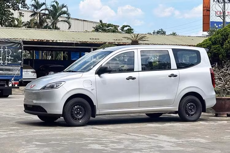 Wuling Grango đã chính thức được mở bán tại thị trường Việt Nam với giá niêm yết 499 triệu đồng. Đây là mẫu MPV thuần điện 7 chỗ đầu tiên của Wuling tại Việt Nam, hướng đến nhóm khách hàng gia đình cũng như người kinh doanh dịch vụ vận tải nhờ mức giá dễ tiếp cận và chi phí sử dụng thấp.