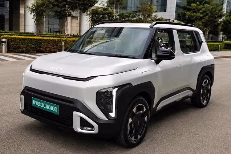 Kia Syros là mẫu SUV hạng A hoàn toàn mới đã lần đầu tiên ra mắt thị trường Ấn Độ vào hồi tháng 12/2024. Vào thời điểm đó, xe chỉ có các tùy chọn động cơ xăng và diesel truyền thống. Đến nay, hãng Kia đã chính thức tung phiên bản thuần điện của dòng SUV cỡ nhỏ này ở thị trường Ấn Độ.